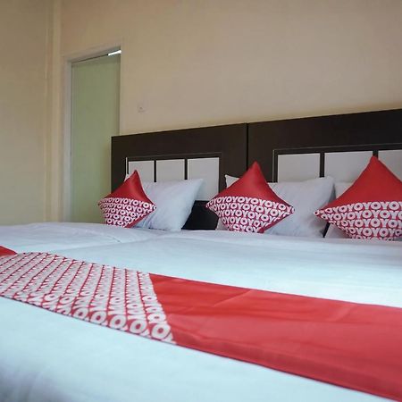 Oyo 1394 Rumaisa Homestay Syariah Pakanbaru Exteriör bild