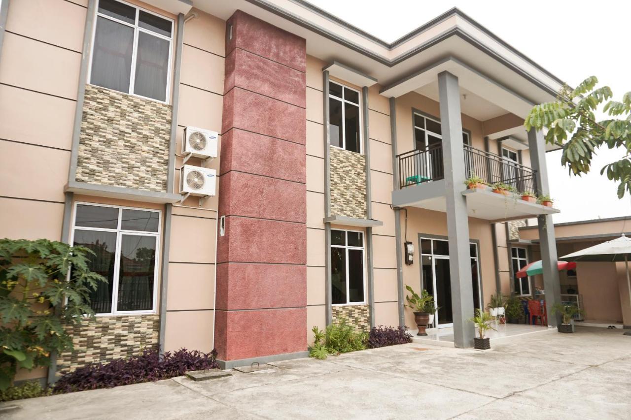 Oyo 1394 Rumaisa Homestay Syariah Pakanbaru Exteriör bild