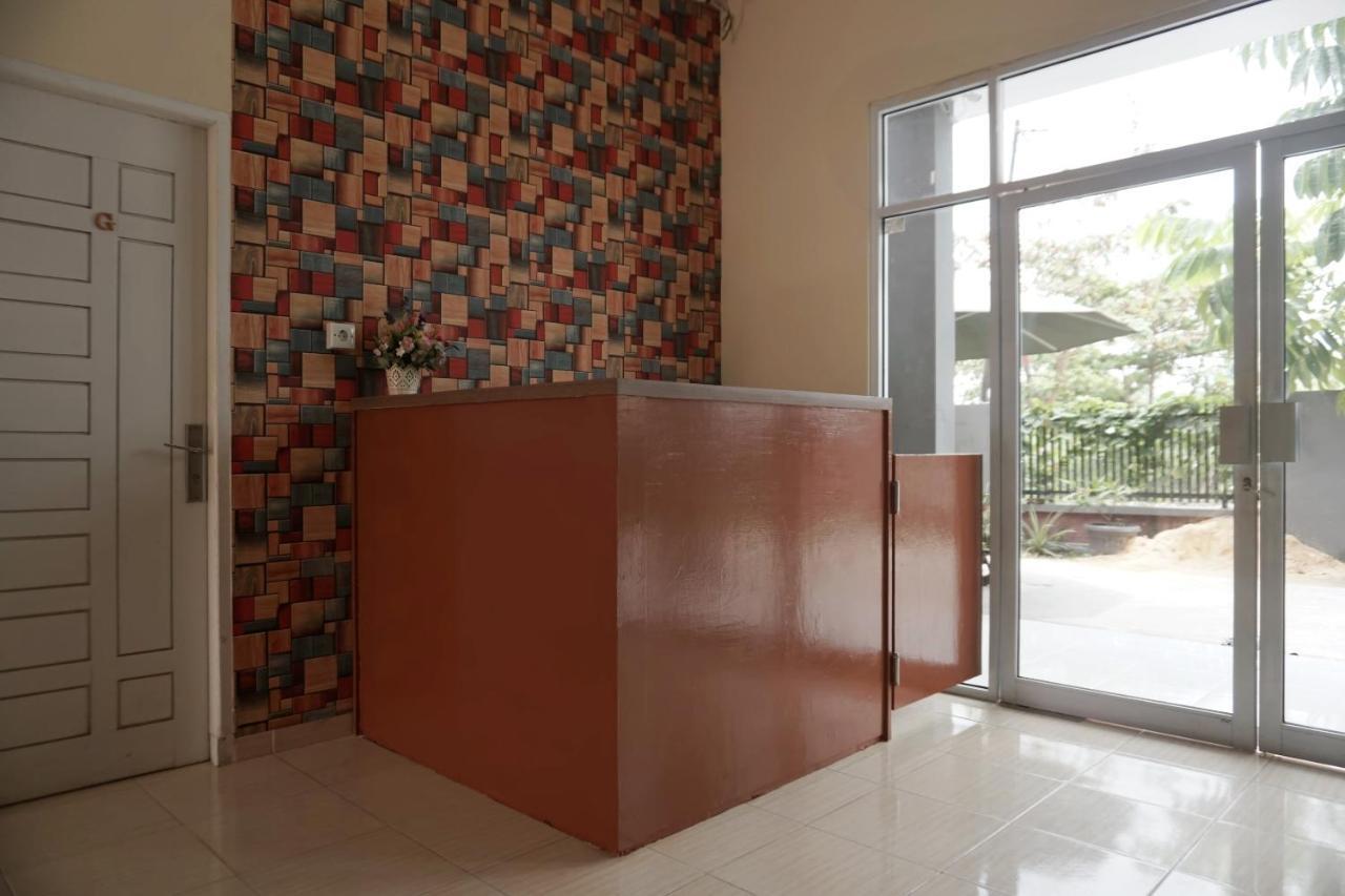 Oyo 1394 Rumaisa Homestay Syariah Pakanbaru Exteriör bild