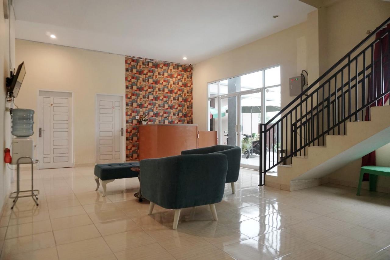 Oyo 1394 Rumaisa Homestay Syariah Pakanbaru Exteriör bild