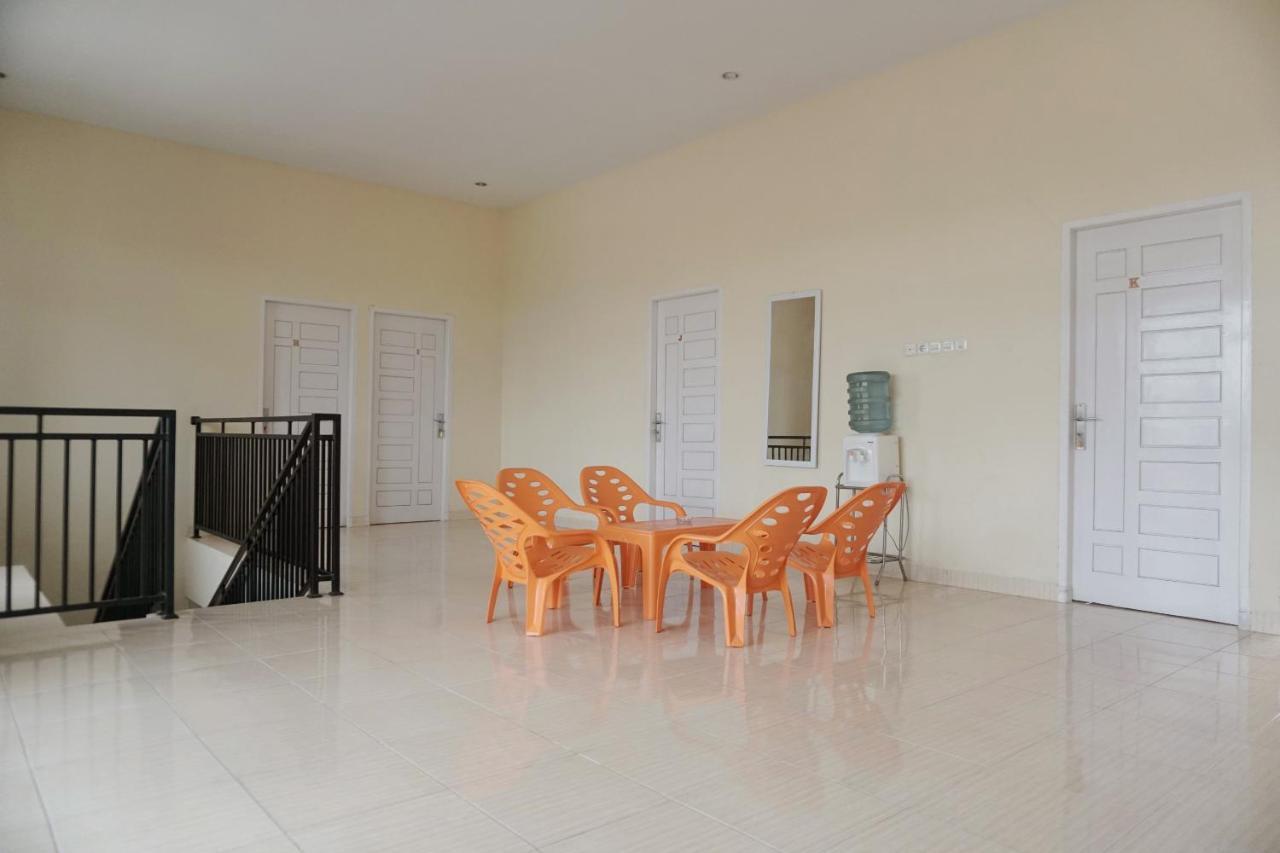 Oyo 1394 Rumaisa Homestay Syariah Pakanbaru Exteriör bild