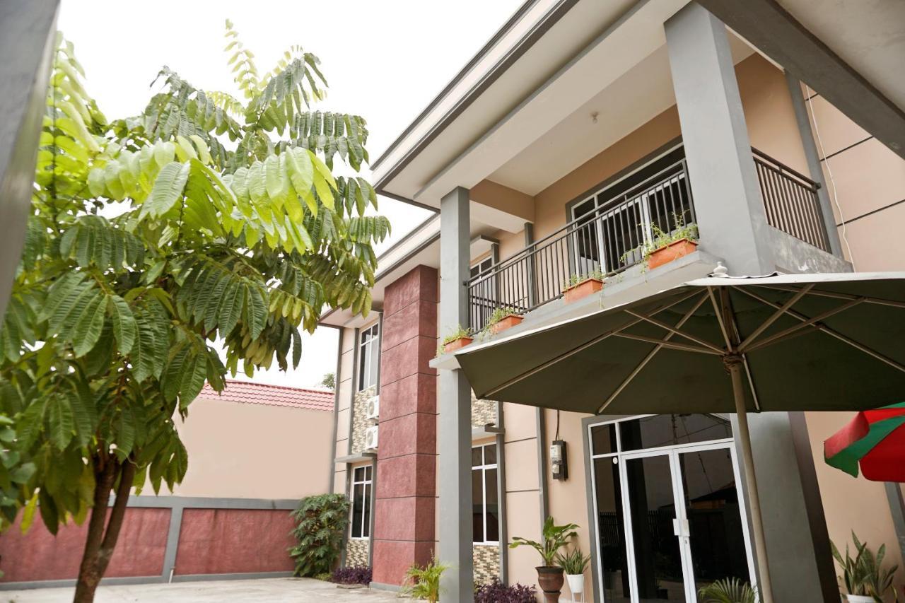 Oyo 1394 Rumaisa Homestay Syariah Pakanbaru Exteriör bild