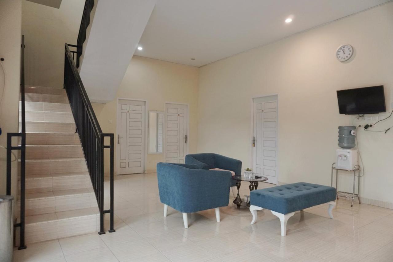 Oyo 1394 Rumaisa Homestay Syariah Pakanbaru Exteriör bild