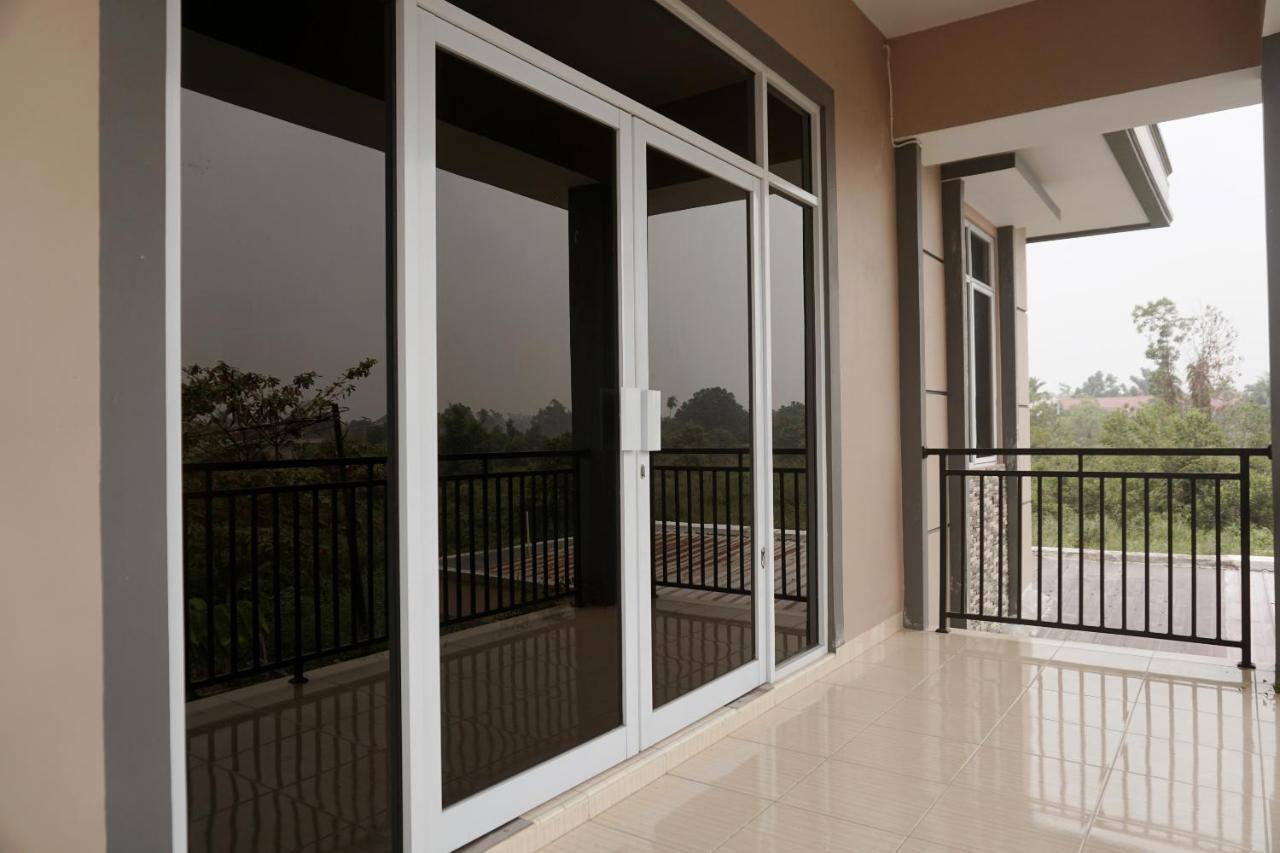 Oyo 1394 Rumaisa Homestay Syariah Pakanbaru Exteriör bild