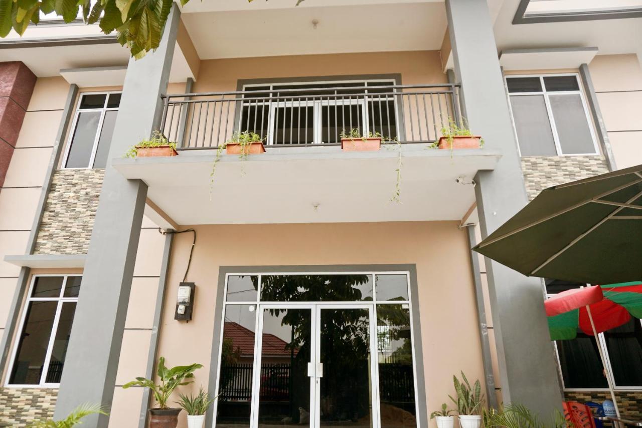 Oyo 1394 Rumaisa Homestay Syariah Pakanbaru Exteriör bild