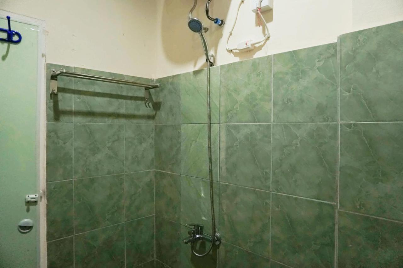Oyo 1394 Rumaisa Homestay Syariah Pakanbaru Exteriör bild